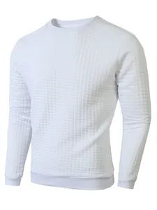 Detail eines weißen Langarm-Sweatshirts mit 3D-Struktur im Quadratmuster und Rundhalsausschnitt.