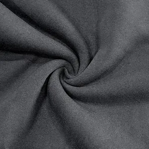 Primo piano macro della morbida trama in pile grigio della felpa outdoor da uomo