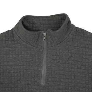 Detalle de sudadera para hombre con media cremallera y diseño de gofre en gris oscuro