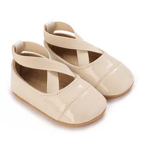 Vue détaillée de chaussures de princesse en cuir verni beige pour bébé fille à brides.