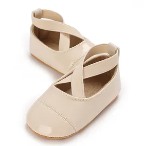 Détail de chaussures de princesse bébé beige avec sangles croisées et semelle souple