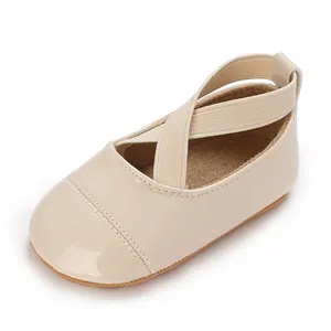 Détail de chaussures de princesse pour bébé fille en cuir verni beige à brides.