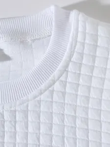 Detailansicht weißes Herren-Sweatshirt mit Steppmuster und geripptem Rundhalsausschnitt.
