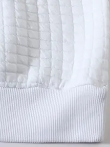 Nahaufnahme eines weißen Herren-Sweatshirts mit Steppmuster und gerippter Manschettenstruktur