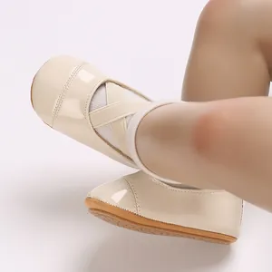 Vue détaillée de chaussures de princesse beige verni pour bébé fille avec semelle souple.