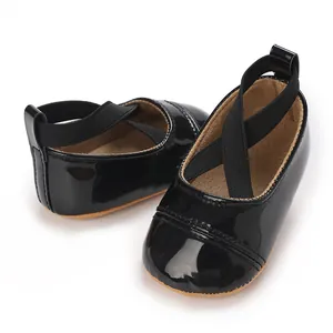Gros plan détaillé de chaussures de princesse pour bébé en cuir verni noir brillant à brides