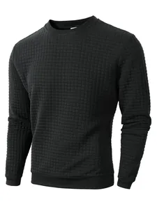 Detailaufnahme eines schwarzen Herren-Sweatshirts mit gesteppter Karostruktur.