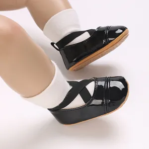 Détail de chaussures Mary Jane en cuir verni noir pour bébés filles à semelle souple