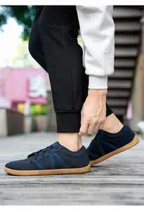 Vista laterale di scarpe a piedi nudi in mesh blu navy con suola in gomma sottile
