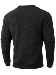 Rückansicht eines schwarzen Herren-Sweatshirts mit markanter quadratischer Gitterstruktur