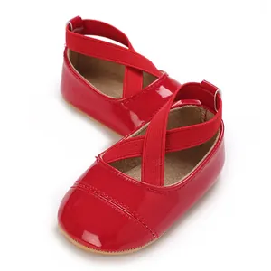 Chaussures de princesse en cuir verni rouge pour bébé fille de 0 à 1 an avec brides croisées.