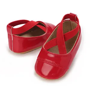 Vue détaillée de chaussures de princesse pour bébé en cuir verni rouge avec brides croisées