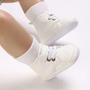 Gros plan détaillé de chaussures de marche blanches pour bébé avec semelle souple et velcro