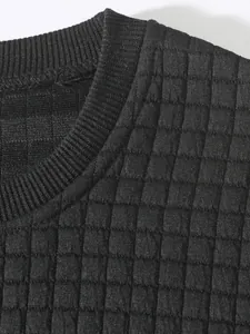 Nahaufnahme von schwarzem Herren-Sweatshirt-Rundhalsausschnitt mit Karostruktur
