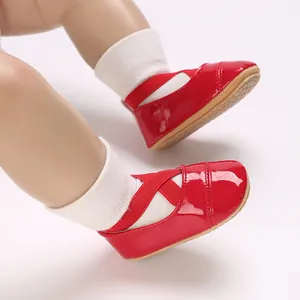 Gros plan de chaussures de princesse pour bébé en cuir verni rouge à semelle souple