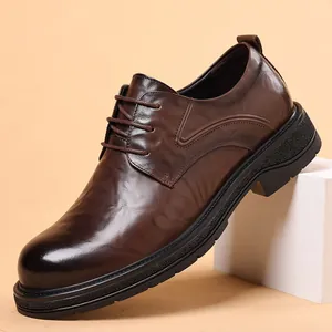 Chaussures en cuir marron foncé pour hommes, style business casual à semelle épaisse noire