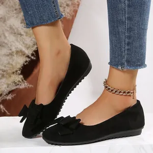 Detailansicht schwarzer Wildleder-Ballerinas mit eleganter Schleife an runder Kappe