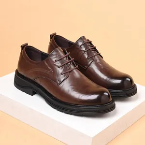 Chaussures en cuir marron pour hommes avec semelle épaisse antidérapante sur socle blanc