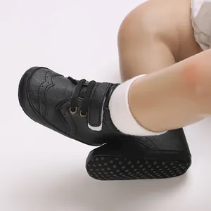 Détail de chaussures de marche bébé noires avec semelles en caoutchouc souples et antidérapantes