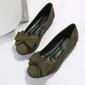 Detail von olivgrünen Wildleder-Ballerinas mit eleganter Schleife und runder Spitze.