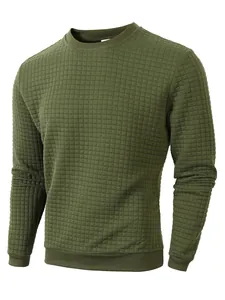 Nahaufnahme des olivgrünen Steppmusters und des Rippstrickbunds am Herren-Sweatshirt