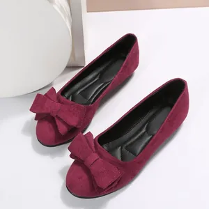 Detailansicht von burgunderroten Wildleder-Ballerinas mit eleganter Schleife vorne