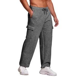 Detailansicht der dicken grauen Herren-Cargohose mit mehreren Taschen und lockerer Passform