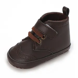 Vue détaillée de chaussures de marche pour bébé marron foncé avec semelle souple et coutures.