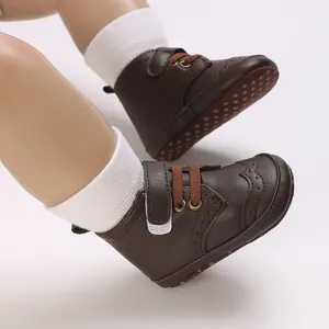 Détail des chaussures de marche pour bébé en cuir marron avec des semelles souples