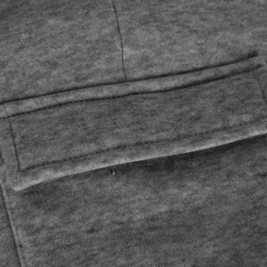 Detailansicht des grauen Strickstoffs und der Tasche an der Winter-Jogginghose