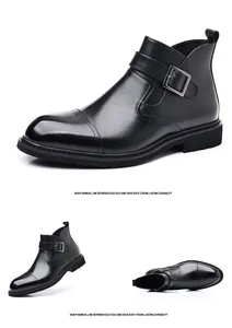 Vista dettagliata multi-angolo di stivali da uomo in pelle nera con fibbia Monk strap