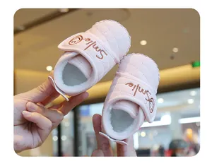 Detailansicht der rosa gefütterten Baby-Lauflernschuhe mit süßer Smile-Stickerei