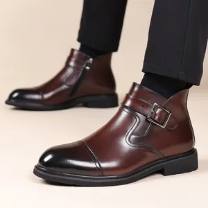 Stivaletti in pelle marrone vintage da uomo con fibbia metallica e cerniera laterale.