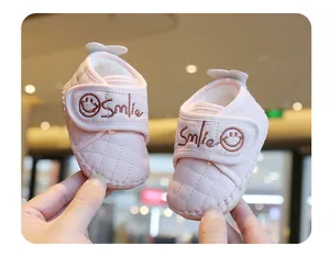 Detailansicht weicher rosa gesteppter Lauflernschuhe mit besticktem Riemen 'Smile'