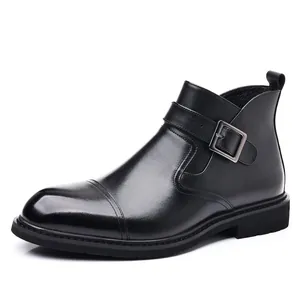 Eleganti stivali da uomo in pelle nera con un raffinato design a fibbia laterale moda