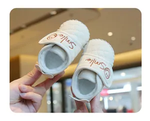 Detailaufnahme von gesteppten beigen Baby-Winterschuhen mit Fleecefutter und Klettverschluss