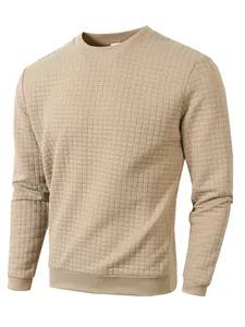 Detaillierte Nahaufnahme der Waffelstrick-Textur eines khakifarbenen Herren-Sweatshirts