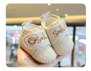 Detaillierte Ansicht von Babyschuhen mit Steppmuster und süßem Smiley-Klettverschluss