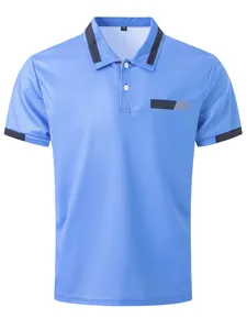 Detaillierte Vorderansicht eines blauen Herren-Poloshirts mit modischer Brusttasche
