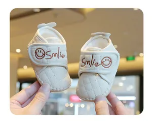 Nahaufnahme warmer, fleecegefütterter Lauflernschuhe für Babys mit Smile-Stickerei