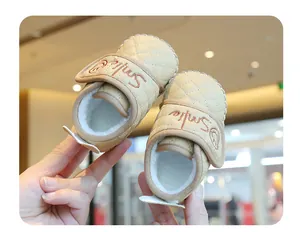 Detail von cremefarbenen Baby-Winterschuhen mit warmem Fleecefutter und Klettverschluss