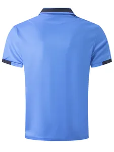 Detailansicht der Rückseite eines hellblauen, atmungsaktiven Herren-Poloshirts mit Kontrast