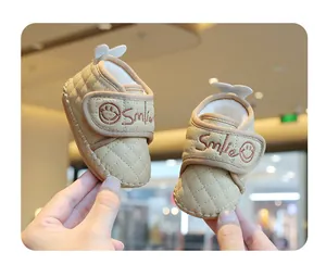 Nahaufnahme der khakifarbenen Baby-Lauflernschuhe mit warmem Fleecefutter und Smile-Riemen