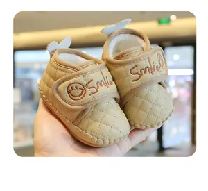 Gefütterte gesteppte Babyschuhe mit 'Smile'-Stickerei am Klettverschluss