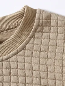 Detailansicht eines Herren-Sweatshirts mit Rundhalsausschnitt und Steppmuster
