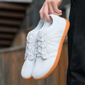Sneakers a piedi nudi in rete bianca traspirante con suola in gomma arancione antiscivolo