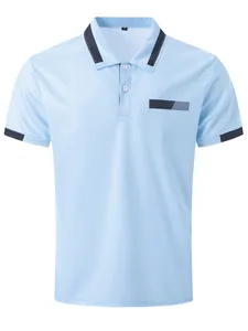 Hellblaues Herren-Poloshirt mit kontrastfarbenem Kragen und angedeuteter Brusttasche