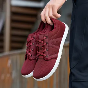 Scarpe a piedi nudi in mesh bordeaux con punta larga e suole bianche traspiranti
