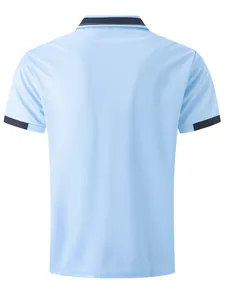 Rückansicht eines hellblauen Herren-Poloshirts mit marineblauen Kontrastdetails