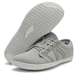 Scarpe a piedi nudi in mesh grigio con punta larga e suola in gomma antiscivolo